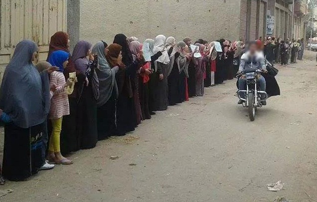 سلسلة بشرية لحركة ضنك ونساء ضد الانقلاب بالبصراط