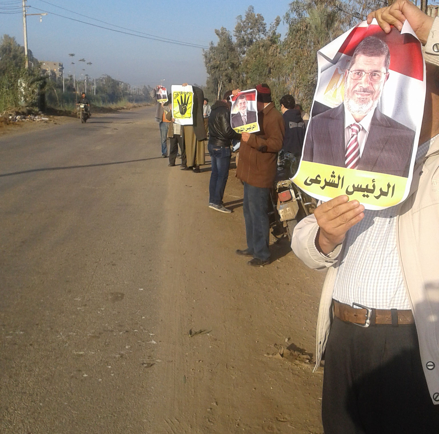 سلسة بشرية لأحرار المنزلة فى مستهل اسبوع "ارحل يافاشل"